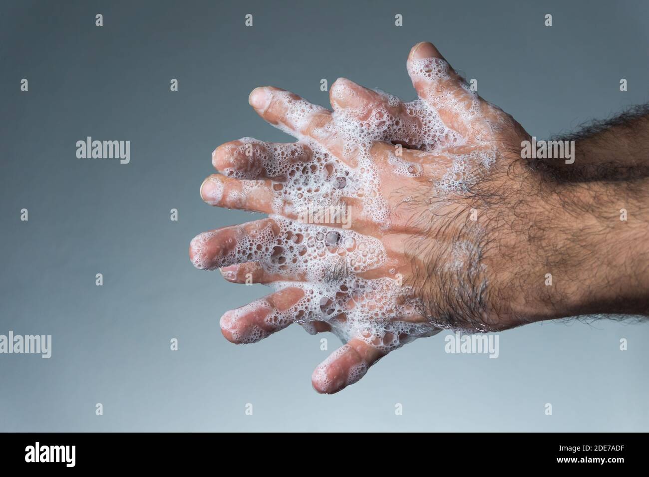 Uomo che lava e sfrega le mani con sapone per la prevenzione del virus corona, igiene per fermare la diffusione del coronavirus. Foto Stock