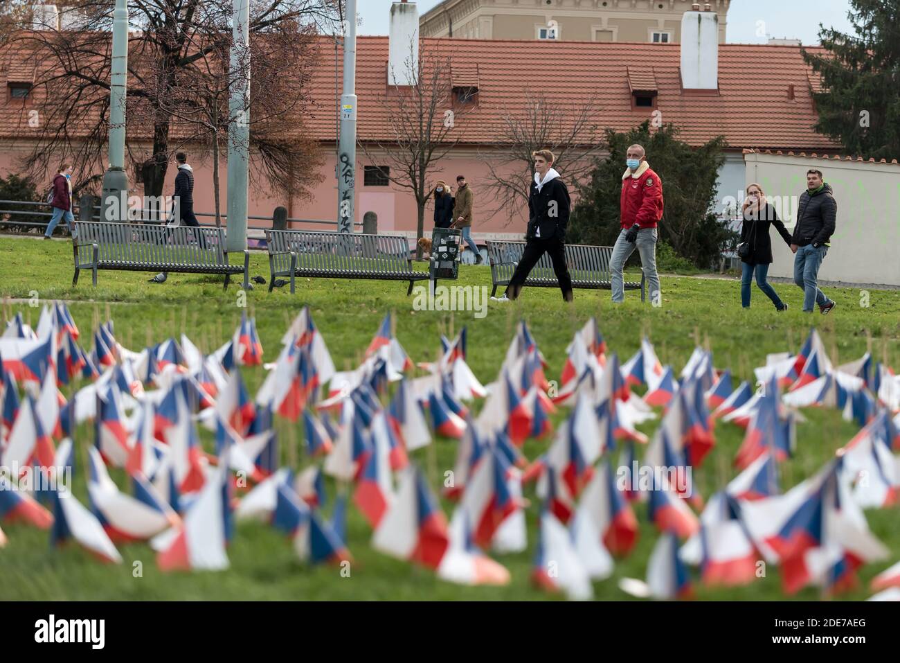 La gente passa davanti a un tributo alle vittime del coronavirus. Ogni vittima di Coronavirus è rappresentata da una bandiera nazionale della Repubblica Ceca. A partire da oggi più di 8000 persone sono morte a causa della pandemia di Coronavirus di Covid19 nella Repubblica Ceca. Foto Stock