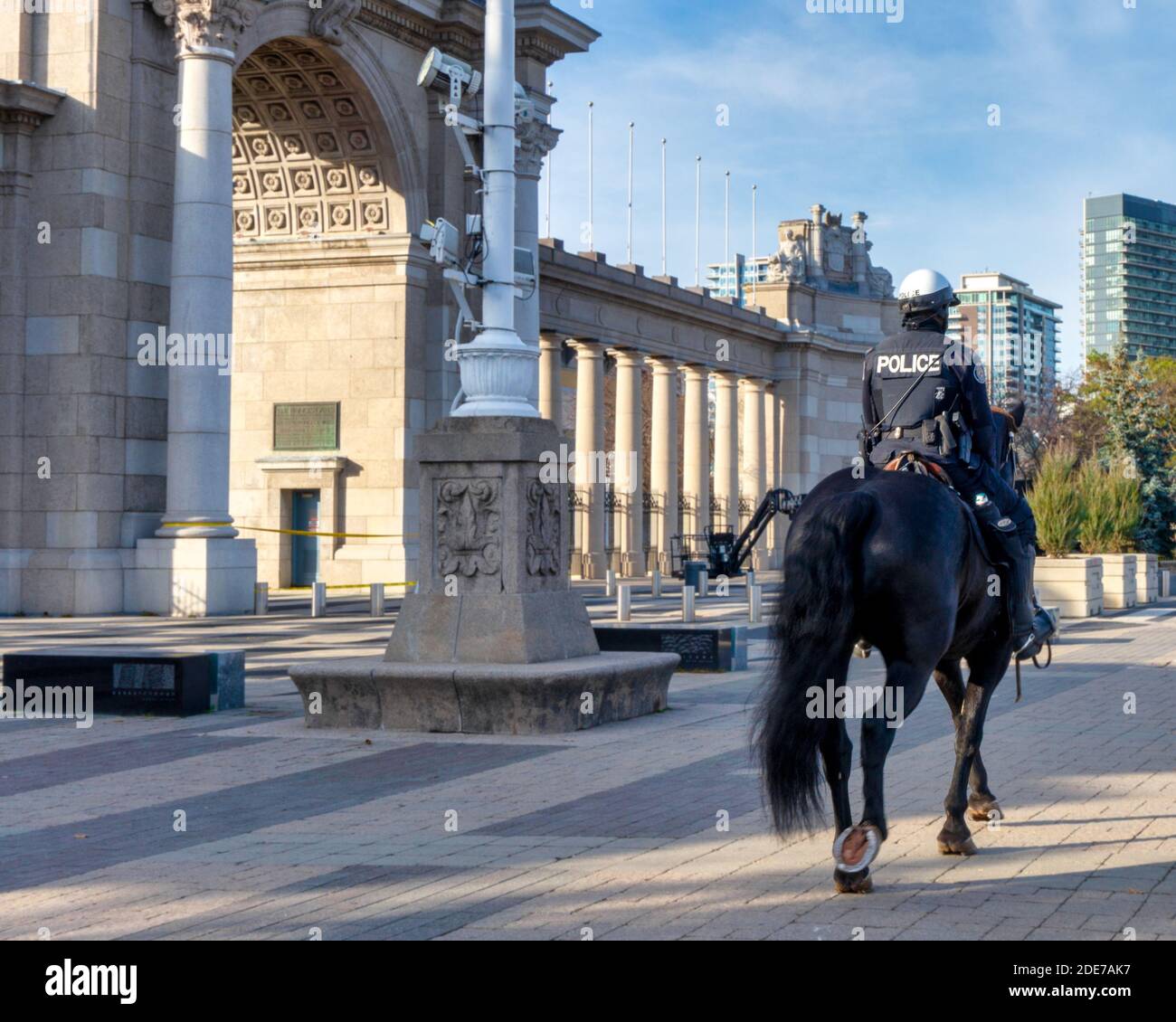 Un membro dell'unità di polizia montata di Toronto cavalca un cavallo. L'unità ha principalmente un ruolo cerimoniale, ma supporta anche altre unità in aree vicine Foto Stock
