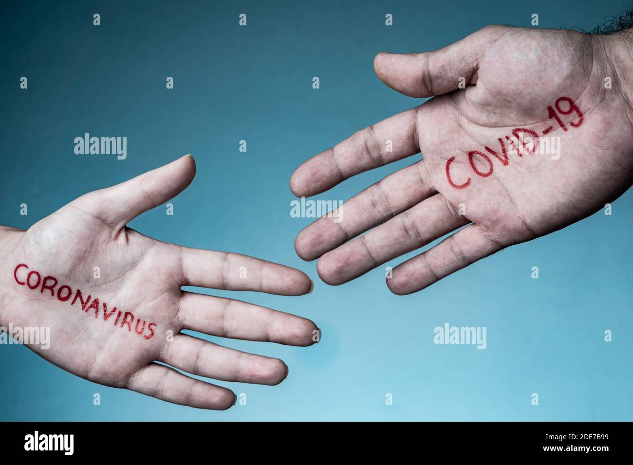 Covid-19 e il concetto di coronavirus. Limitare i handshake per contenere l'infezione da Coronavirus COVID-19. Nessuna stretta di mano Foto Stock
