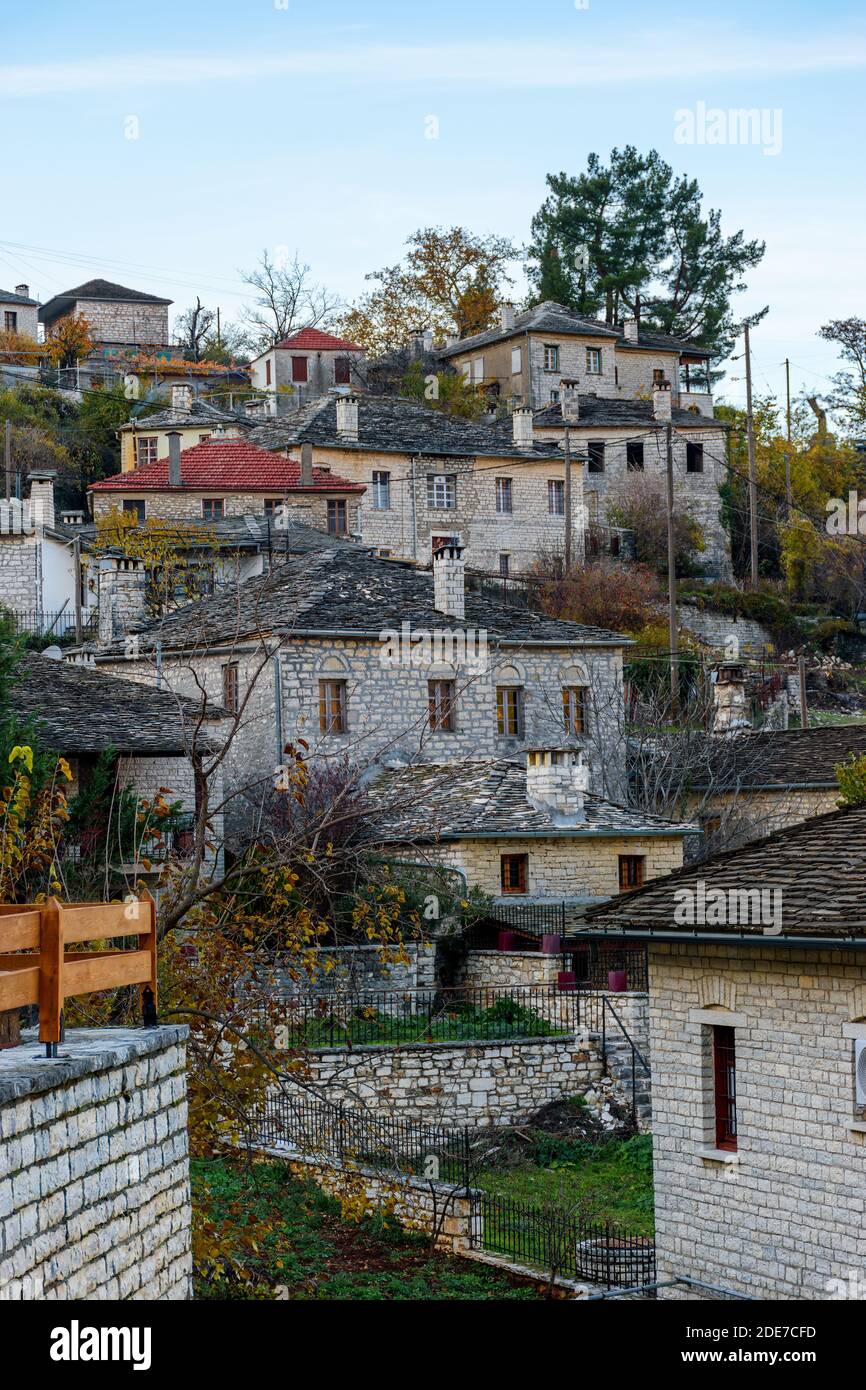 Edificio tradizionale in pietra Durante la stagione autunnale nel pittoresco villaggio di Aristi in Zagori Grecia. Foto Stock