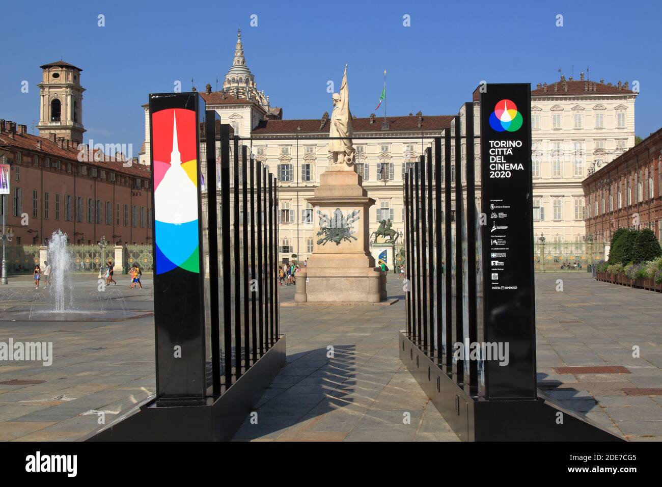 Torino - settembre 2020: Veduta del palazzo reale in piazza del castello con cartelloni Foto Stock
