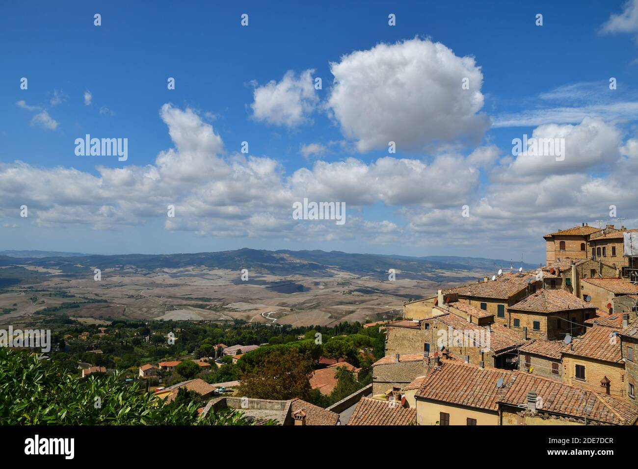 Vista elevata della Val Cecina dall'antico borgo etrusco di Volterra in provincia di Pisa, Toscana, in una soleggiata giornata estiva Foto Stock