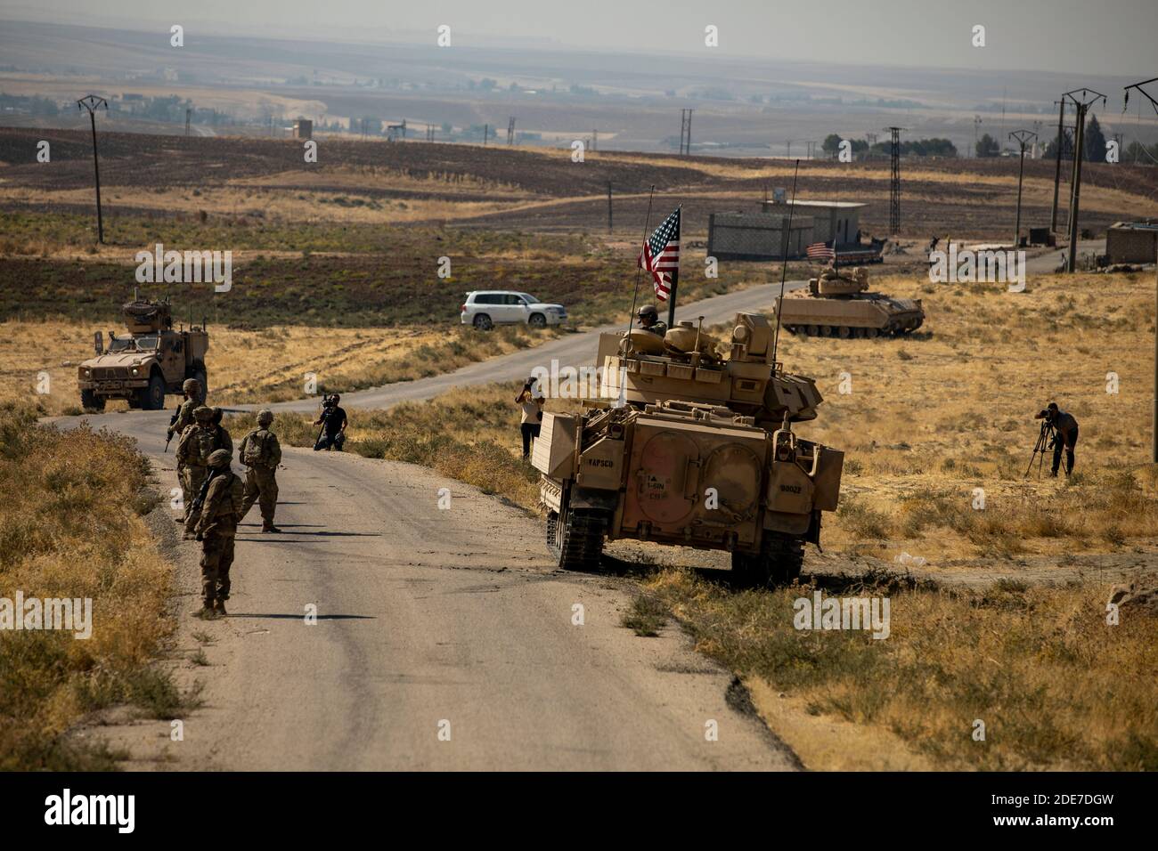 Soldati dell'esercito degli Stati Uniti un checkpoint con i veicoli di combattimento della fanteria di Bradley su una strada nella Siria settentrionale 26 ottobre 2020 vicino a Qamishli, Siria. I soldati si trovano in Siria per sostenere l’operazione congiunta della task force per la risoluzione inerente ai combattenti dello Stato islamico. Foto Stock