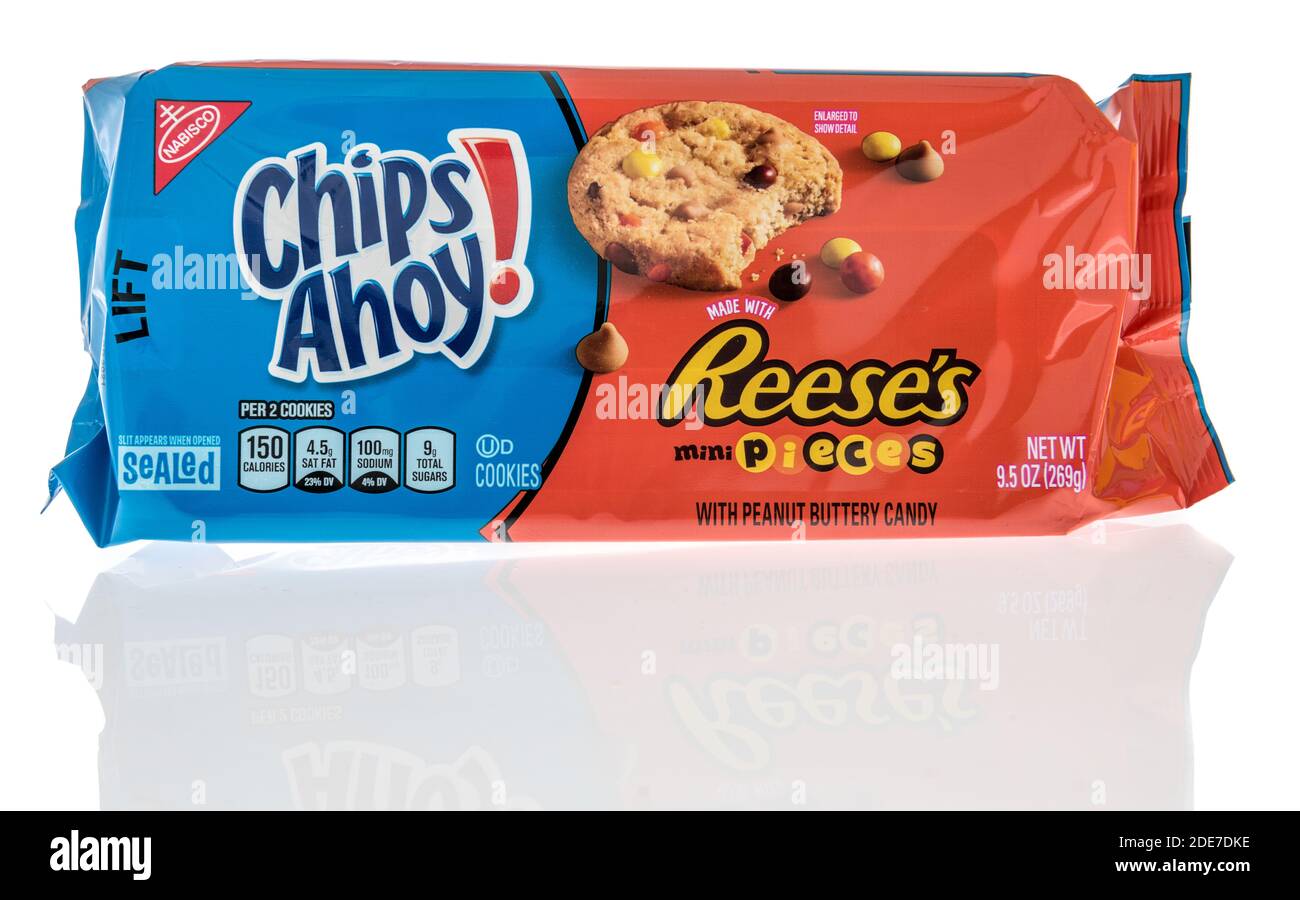 Winneconne, WI-22 novembre 2020: Un pacchetto di chip Ahoy reeses mini pezzi biscotti su uno sfondo isolato. Foto Stock