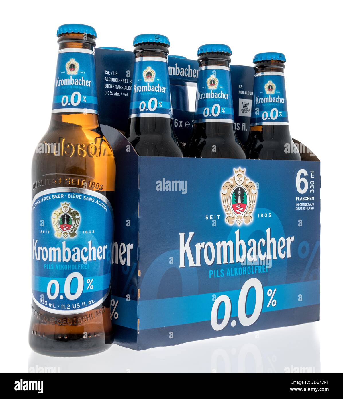Winneconne, WI-26 novembre 2020: Una confezione di sei birre non alcoliche Kormbacher su sfondo isolato. Foto Stock