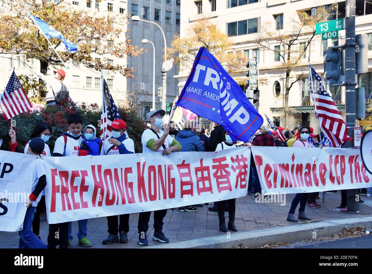 Washington DC. 14 novembre 2020. Milioni di Maga marzo. I sostenitori cinesi di Trump indossano maschere con bandiera "Hong Kong libera" al Freedom Plaza. Foto Stock