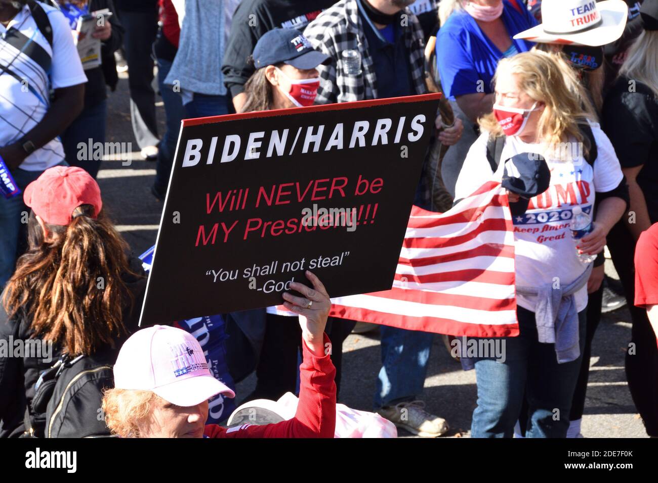 Washington DC. 14 novembre 2020. Milioni di Maga marzo. I sostenitori del presidente Trump con il segno politico "Biden/Harris non sarà mai il mio presidente" . Foto Stock