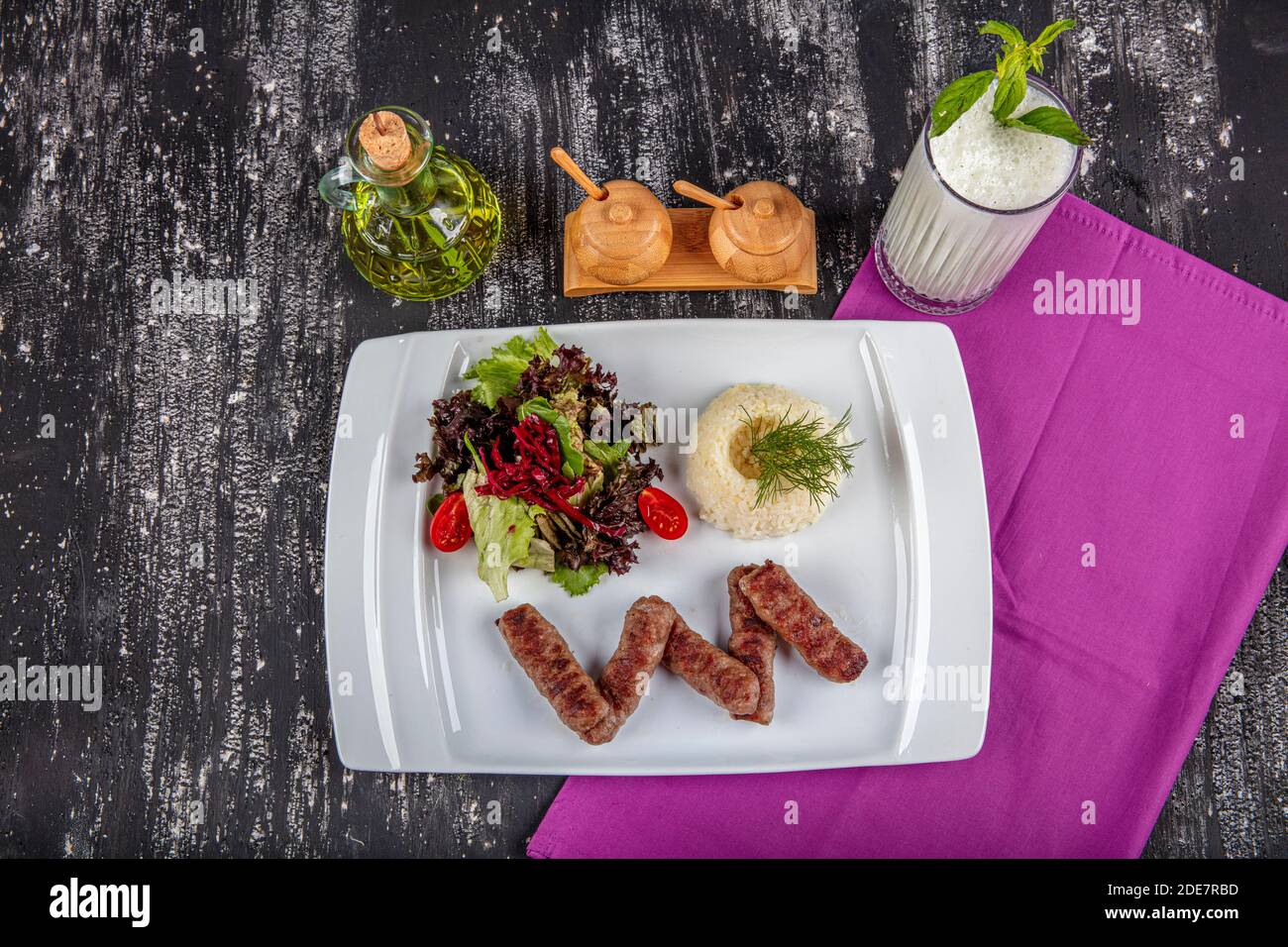 Polpette di meatball dai piatti tradizionali della cucina turca, polpette alla griglia, kofte turco izgara, una bella presentazione. Foto Stock