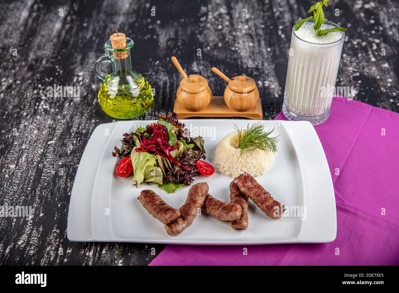 Polpette di meatball dai piatti tradizionali della cucina turca, polpette alla griglia, kofte turco izgara, una bella presentazione. Foto Stock