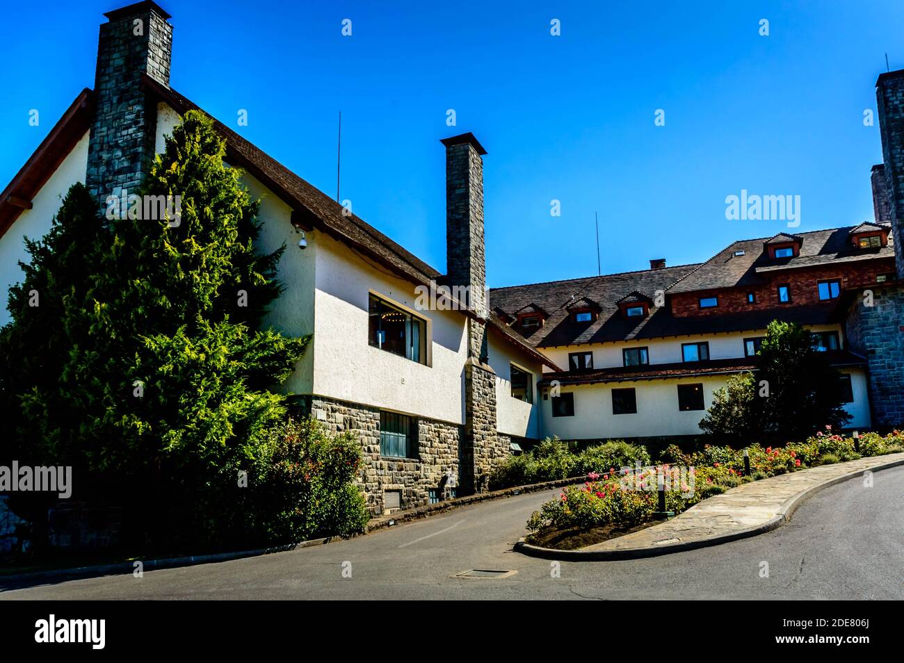 Bella vista del Llao Llao Hotel a Bariloche in una soleggiata giornata estiva con cielo blu. Foto Stock