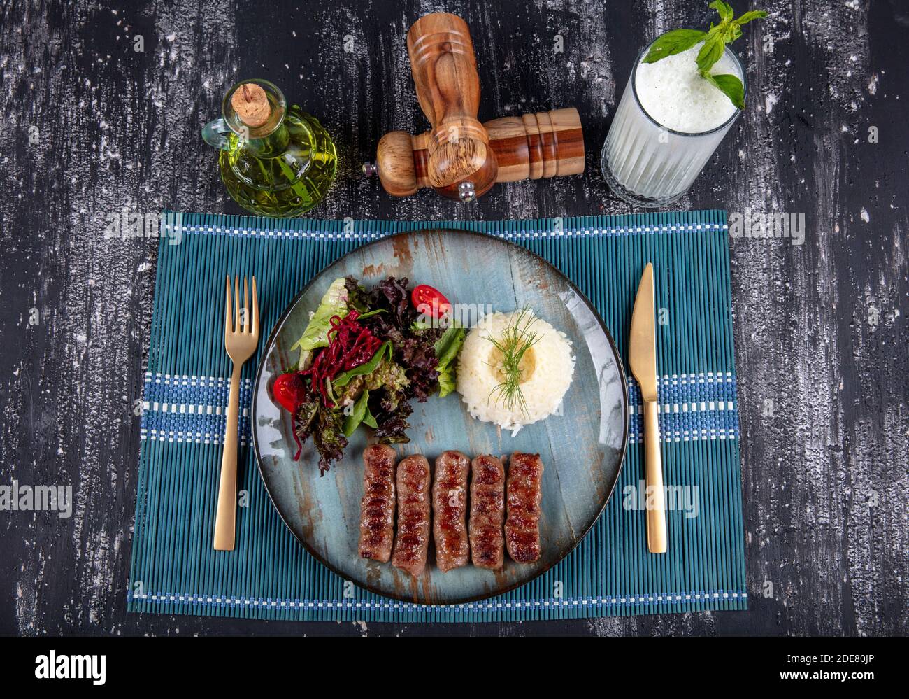 Polpette di meatball dai piatti tradizionali della cucina turca, polpette alla griglia, kofte turco izgara, una bella presentazione. Foto Stock