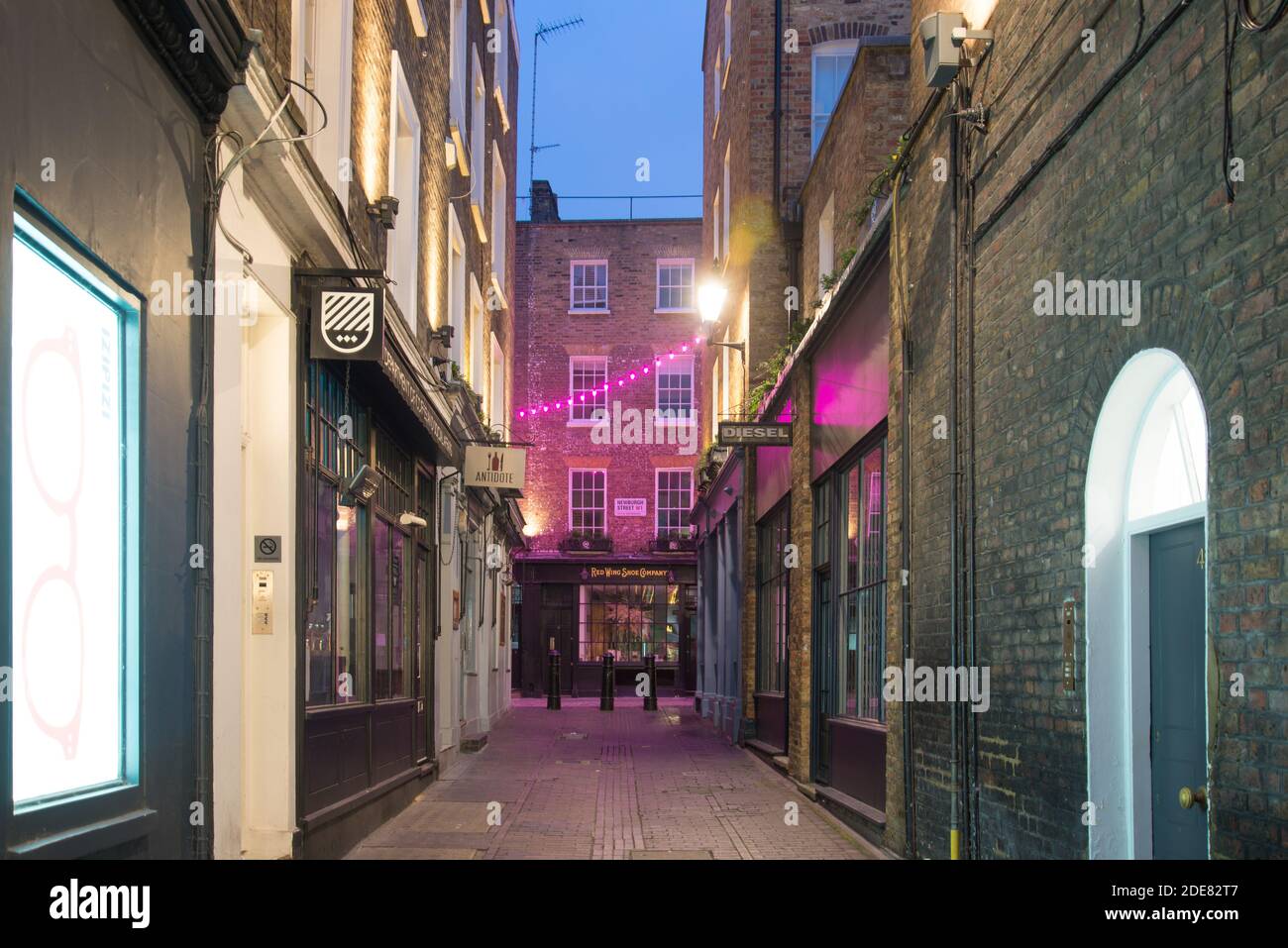 Carnaby Street Christmas Lights 2020 Bright Neon Narrow Old Street String Festoon Lights a Lowndes Court, Soho, West End, Westminster, London W1F Foto Stock