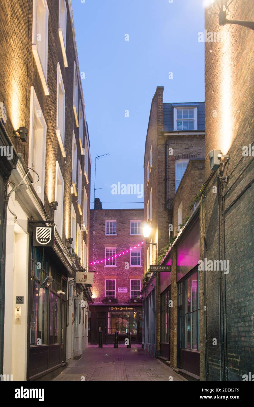 Carnaby Street Christmas Lights 2020 Bright Neon Narrow Old Street String Festoon Lights a Lowndes Court, Soho, West End, Westminster, London W1F Foto Stock