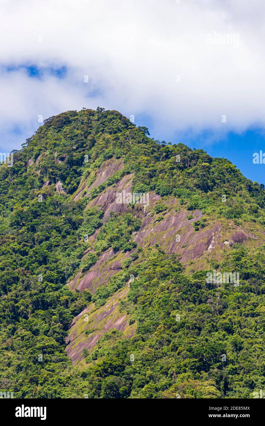 Abraão montagna Pico do Papagaio con le nuvole. Ilha Grande, Angra dos Reis, Rio de Janeiro, Brasile. Foto Stock