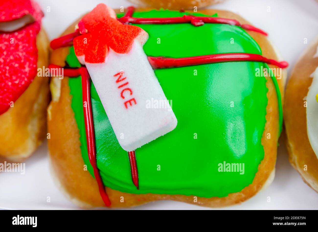 Una ciambella a forma di regalo si trova in una scatola al Krispy Kreme Donuts, 28 novembre 2020, a Ocean Springs, Mississippi. Foto Stock