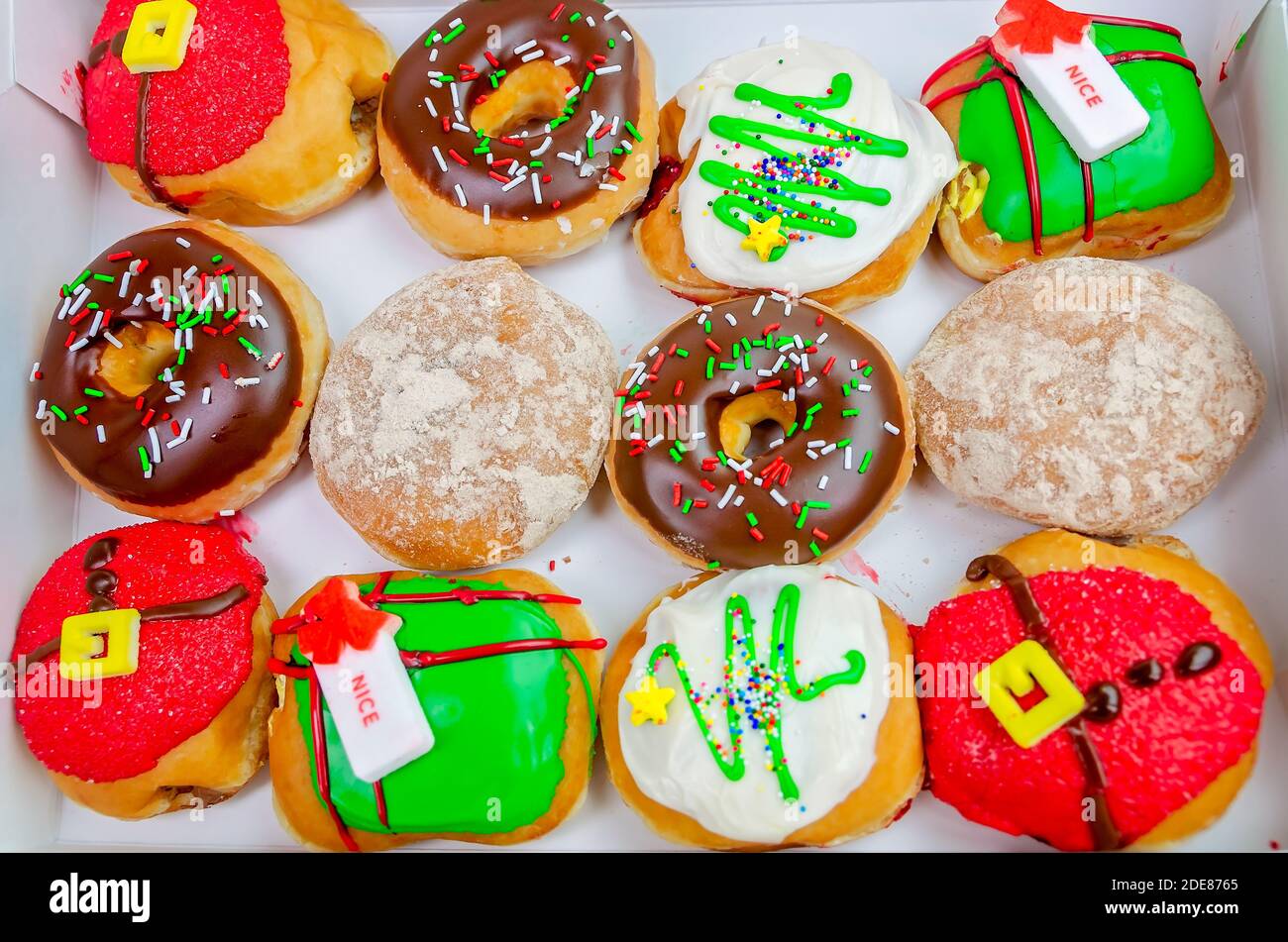 Una scatola di una dozzina di ciambelle di vacanza assortite dalla più bella collezione di vacanze è esposta al Krispy Kreme Donuts a Ocean Springs, Mississippi. Foto Stock