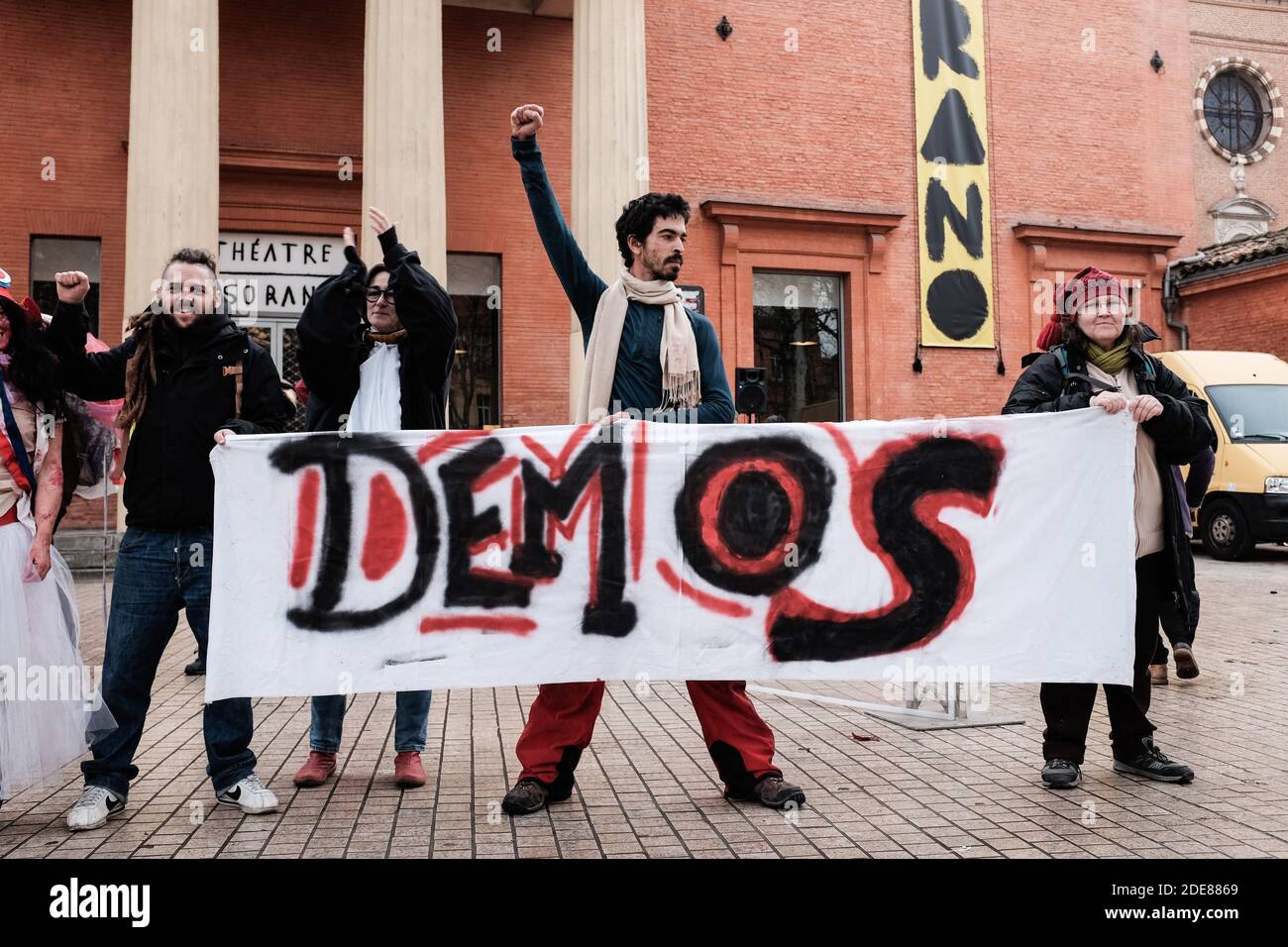 Banner 'Demo'. Uno spettacolo di strada, contro la violenza della polizia durante le proteste di Gilets Jaunes (Giubbotti gialli), si è tenuto a Tolosa (Francia) il 18 gennaio 2019. La manifestazione ha voluto denunciare i numerosi manifestanti feriti e mutilati con armi di polizia. Si recò poi al Palais de Justice, per leggere gli articoli della costituzione francese e per consegnare collane di cartucce di palline flash e granate di lacrime ai poliziotti. Foto di Patrick Batard / ABACAPRESS.com Foto Stock