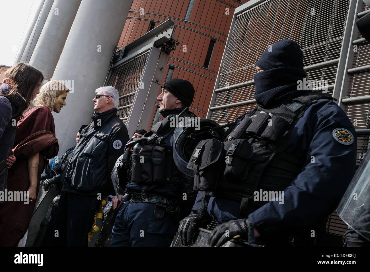 Uno spettacolo di strada, contro la violenza della polizia durante le proteste di Gilets Jaunes (Giubbotti gialli), si è tenuto a Tolosa (Francia) il 18 gennaio 2019. La manifestazione ha voluto denunciare i numerosi manifestanti feriti e mutilati con armi di polizia. Si recò poi al Palais de Justice, per leggere gli articoli della costituzione francese e per consegnare collane di cartucce di palline flash e granate di lacrime ai poliziotti. Foto di Patrick Batard / ABACAPRESS.com Foto Stock