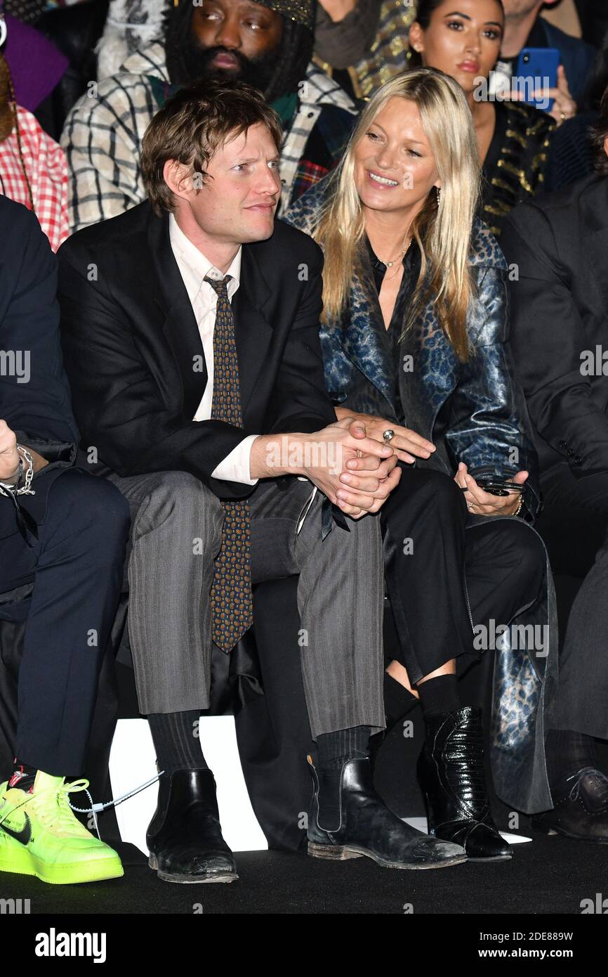 Kate Moss e Nikolai von Bismarck partecipano alla sfilata di moda Christian  Dior Autunno Inverno 2019 come parte della settimana della moda di Parigi  Menswear il 18 gennaio 2018 a Parigi, Francia.