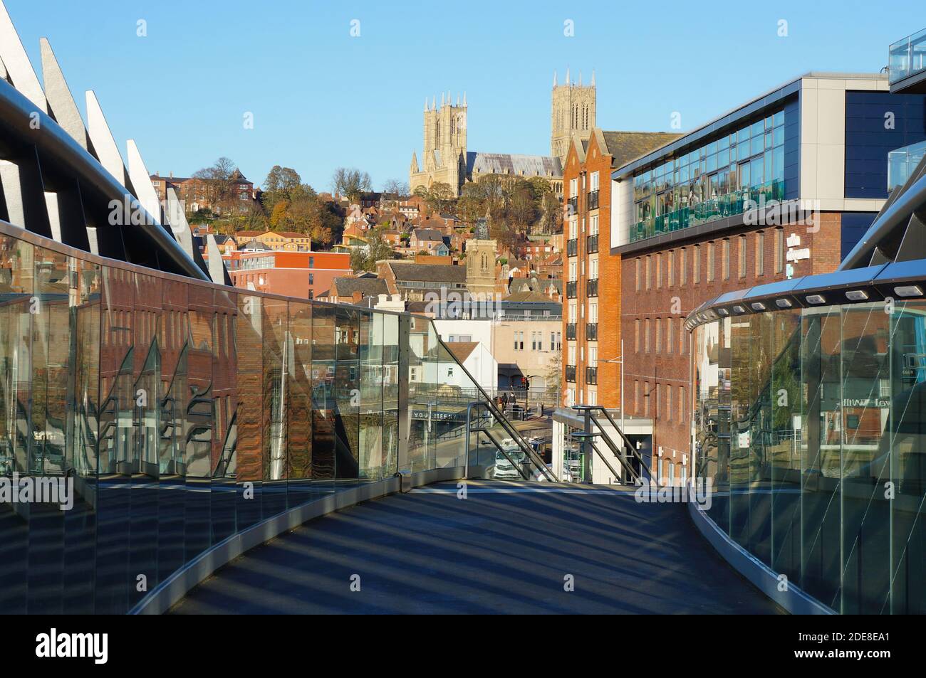 Vista della ripida collina e della cattedrale dalla controversa nuova passerella pedonale di Brayford in una giornata di sole d'autunno. Lincoln. Lincolnshire, Foto Stock