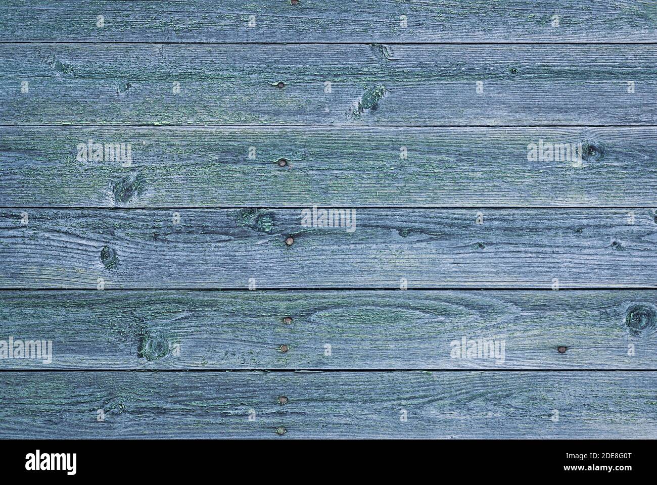 vecchia struttura in legno sbiadito naturalmente, parete grigia con vernice shabby verde blu Foto Stock