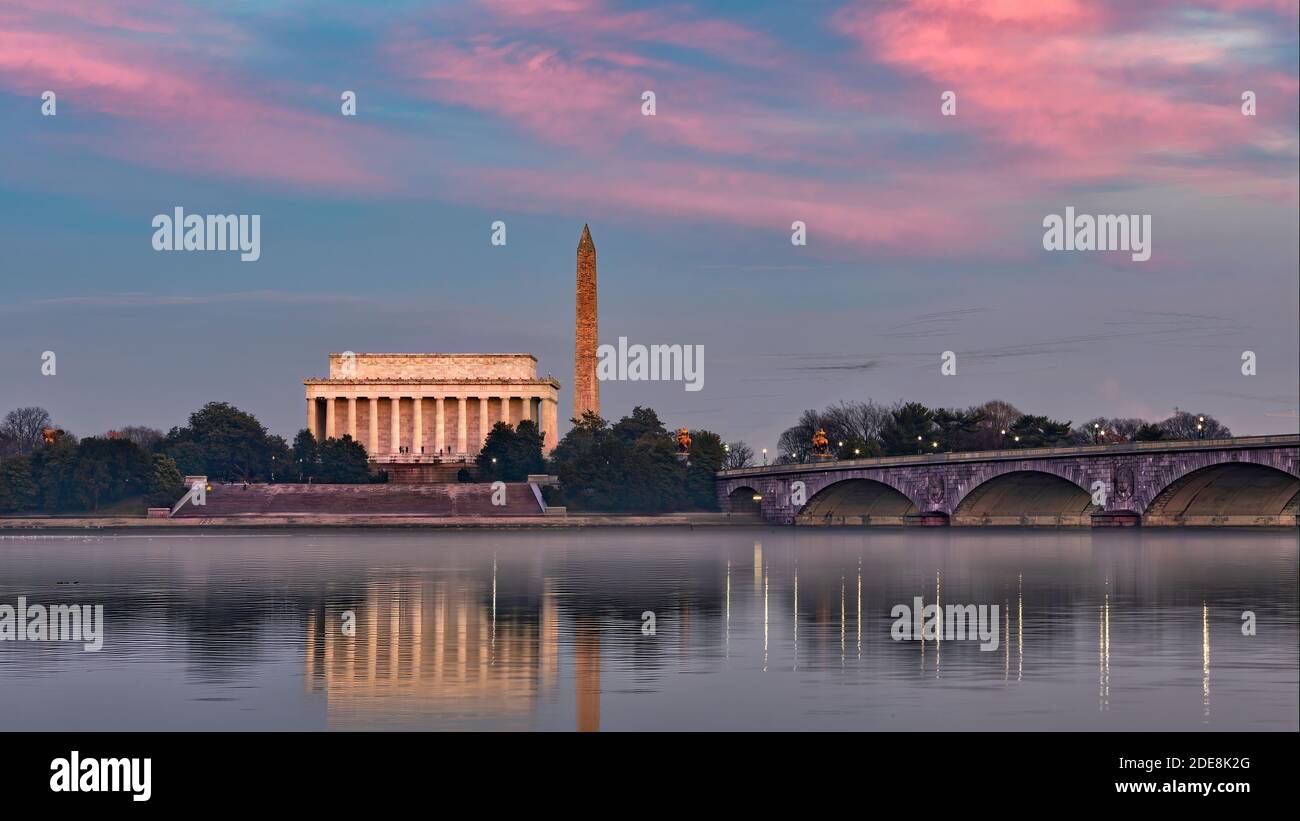 Una vista al tramonto del Memorial Bridge, del Lincoln Memorial e del Washington Monument a Washington D.C.. Foto Stock
