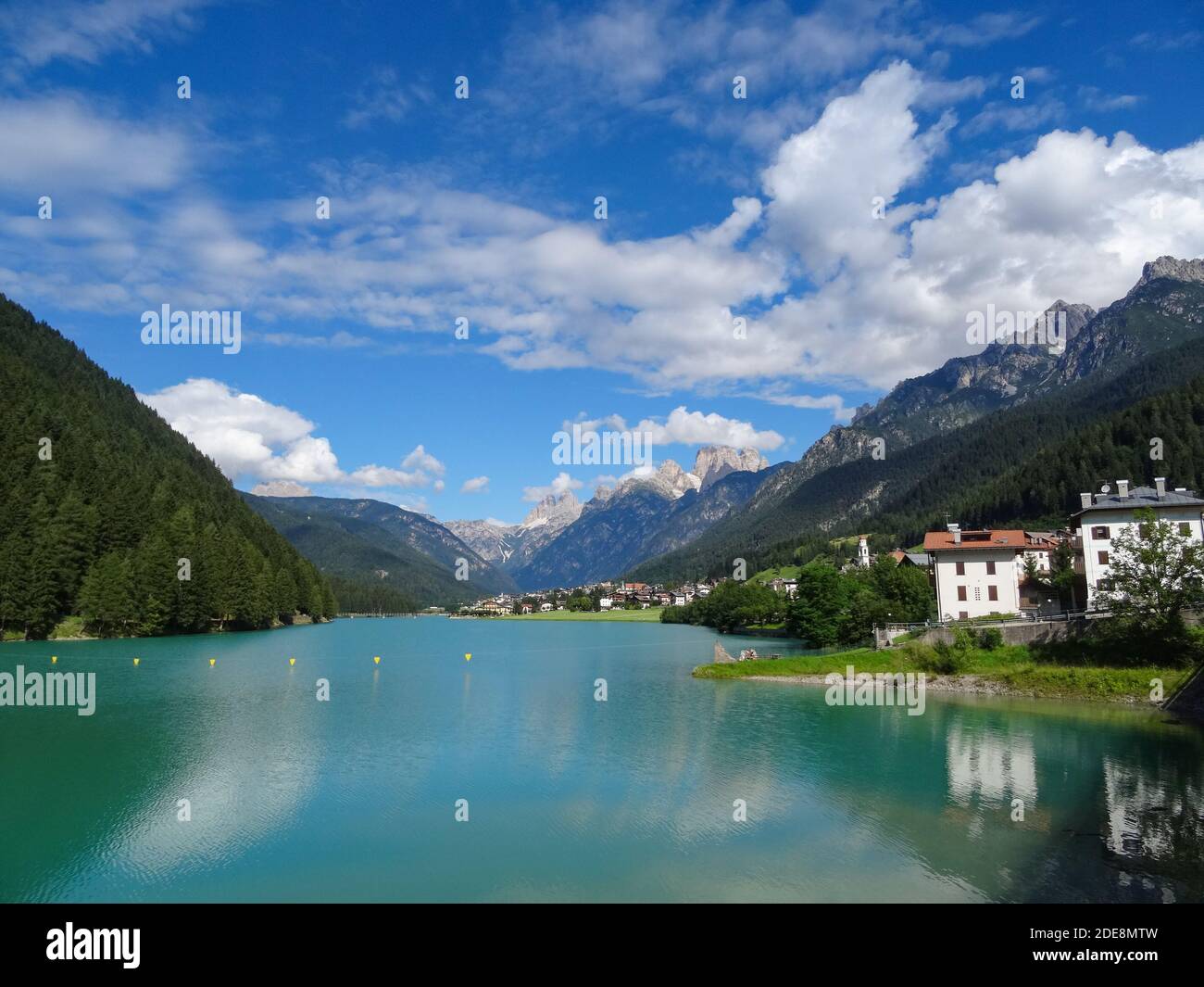 Auronzo, paese montano italiano con il lago di Santa Caterina e le Dolomiti sexten, sul retro il gruppo tre Cime di Lavaredo, detto anche Drei Foto Stock