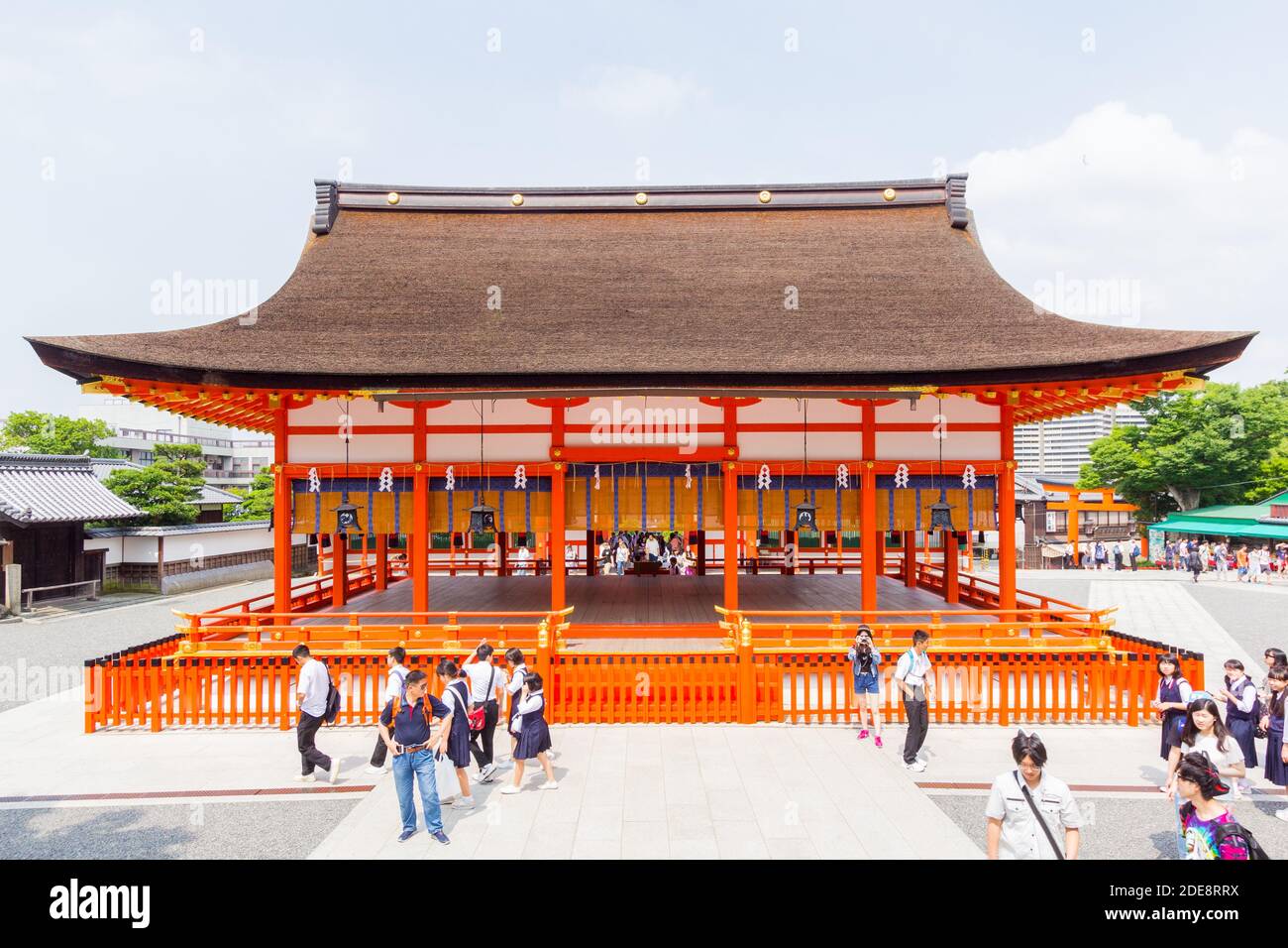 Il sacro Fushimi Inari Taisha a Kyoto, Giappone, con la sua serie di vermilion torii porte Foto Stock