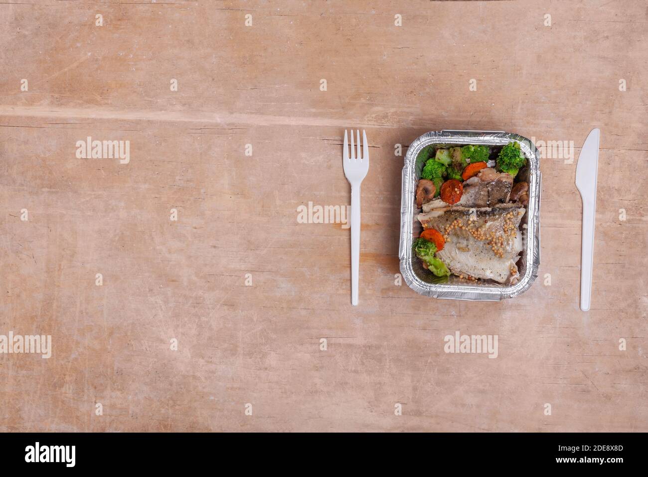 consegna di cibo sano o pranzo al sacco da asporto con pesce, lattuga e ciliegia di pomodoro Foto Stock