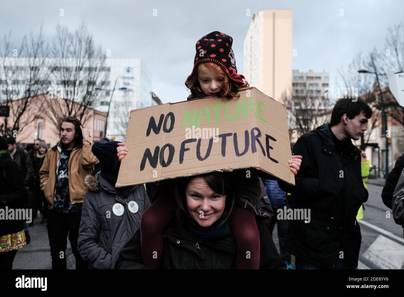 Giovane ragazza con la madre e segno 'Nessuna natura, nessun futuro'. La  marcia per il clima e contro il riscaldamento globale, organizzata in più  di 90 città in Francia dal collettivo "cittadini