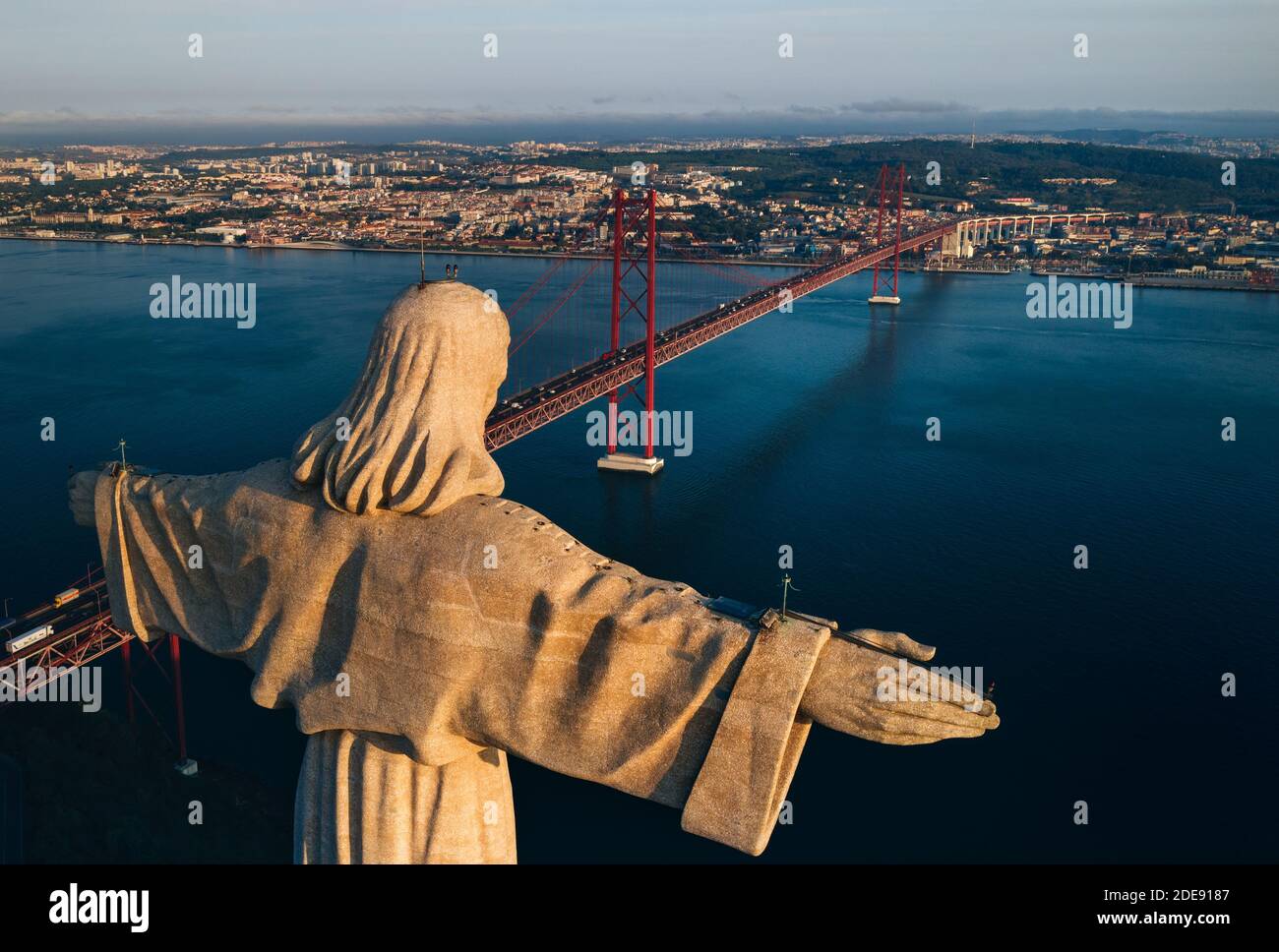 Veduta aerea del Santuario di Cristo Re, Santuario di Cristo Rei. Foto del drone all'alba. Visite turistiche in Portogallo, Lisbona Foto Stock