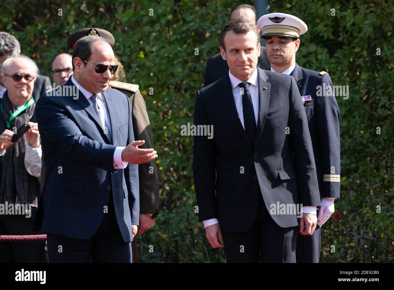 Il presidente francese Emmanuel Macron arriva al Palazzo di al Ittihadiyah con il presidente egiziano Abdel Fattah al-Sisi (R) al Palazzo di al Ittihadiyah al Cairo, Egitto, il 28 gennaio 2019. Foto di Romuald Meigneux/pool/ABACAPRESS.COM Foto Stock