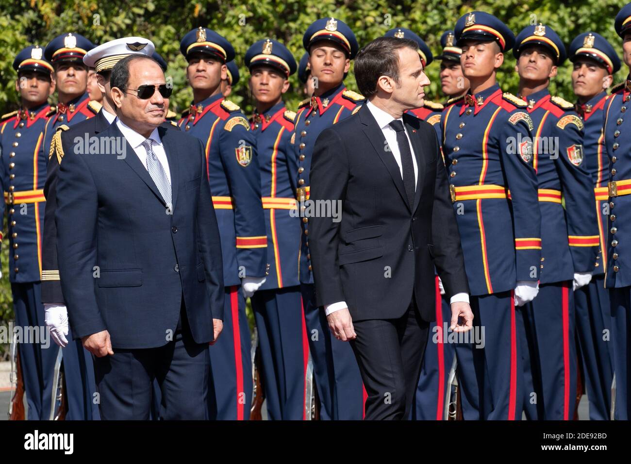 Il presidente francese Emmanuel Macron arriva al Palazzo di al Ittihadiyah con il presidente egiziano Abdel Fattah al-Sisi (R) al Palazzo di al Ittihadiyah al Cairo, Egitto, il 28 gennaio 2019. Foto di Romuald Meigneux/pool/ABACAPRESS.COM Foto Stock