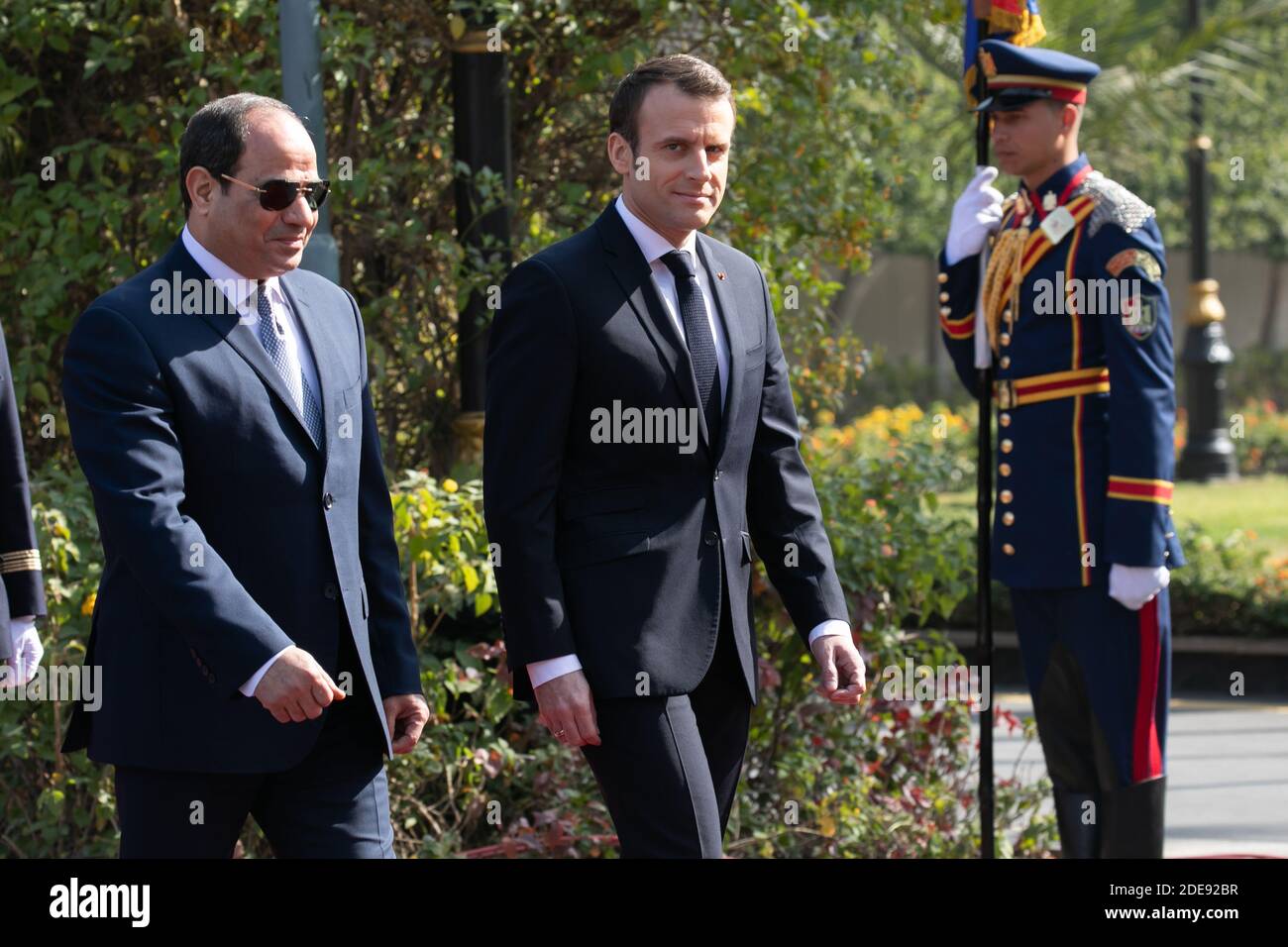 Il presidente francese Emmanuel Macron arriva al Palazzo di al Ittihadiyah con il presidente egiziano Abdel Fattah al-Sisi (R) al Palazzo di al Ittihadiyah al Cairo, Egitto, il 28 gennaio 2019. Foto di Romuald Meigneux/pool/ABACAPRESS.COM Foto Stock