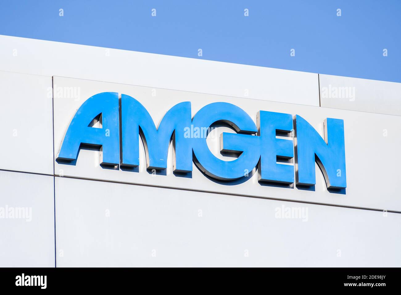 Set 21, 2020 South San Francisco / CA / USA - Amgen firma presso la loro sede centrale in Silicon Valley; Amgen Inc. È una multinazionale americana biofarmaceu Foto Stock