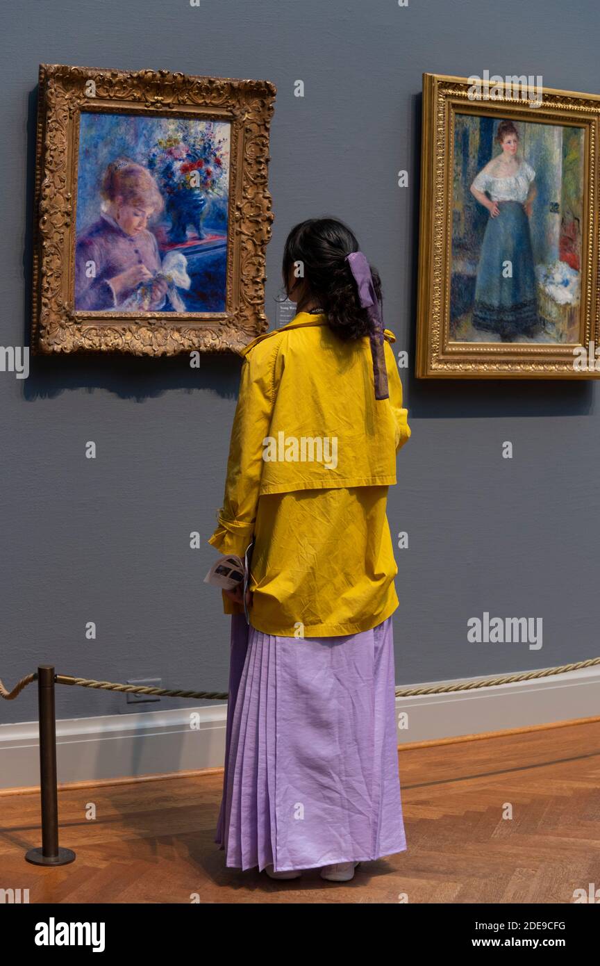 Visita del museo ammirando la pittura all'Art Institute di Chicago Foto Stock