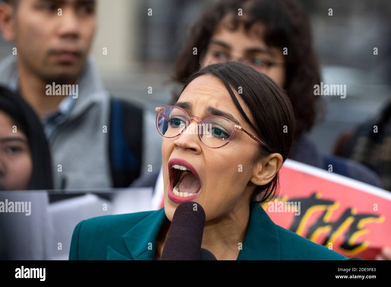 Il rappresentante Alexandria Ocasio-Cortez, democratico di New York, parla durante una conferenza stampa che chiede di porre fine alle detenzioni di immigranti lungo il confine degli Stati Uniti meridionali, svoltesi presso il Campidoglio degli Stati Uniti a Washington, DC, USA il 7 febbraio 2019. Foto di Alex Edelman/CNP/ABACAPRESS.COM Foto Stock