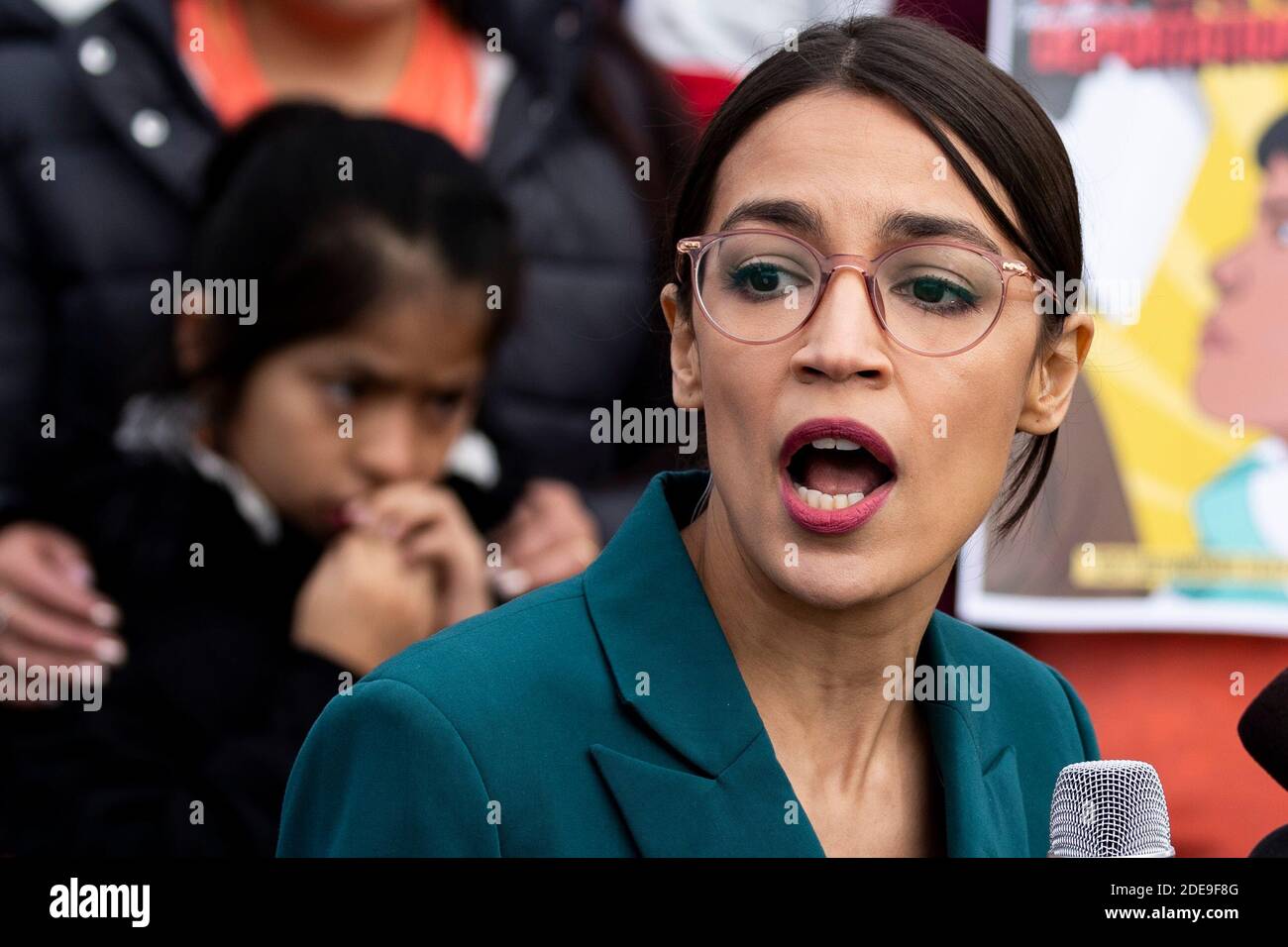 Il rappresentante Alexandria Ocasio-Cortez, democratico di New York, parla durante una conferenza stampa che chiede di porre fine alle detenzioni di immigranti lungo il confine degli Stati Uniti meridionali, svoltesi presso il Campidoglio degli Stati Uniti a Washington, DC, USA il 7 febbraio 2019. Foto di Alex Edelman/CNP/ABACAPRESS.COM Foto Stock