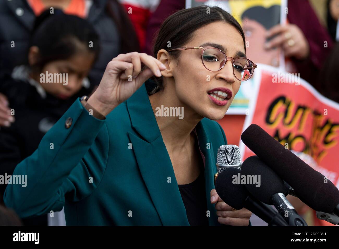 Il rappresentante Alexandria Ocasio-Cortez, democratico di New York, parla durante una conferenza stampa che chiede di porre fine alle detenzioni di immigranti lungo il confine degli Stati Uniti meridionali, svoltesi presso il Campidoglio degli Stati Uniti a Washington, DC, USA il 7 febbraio 2019. Foto di Alex Edelman/CNP/ABACAPRESS.COM Foto Stock