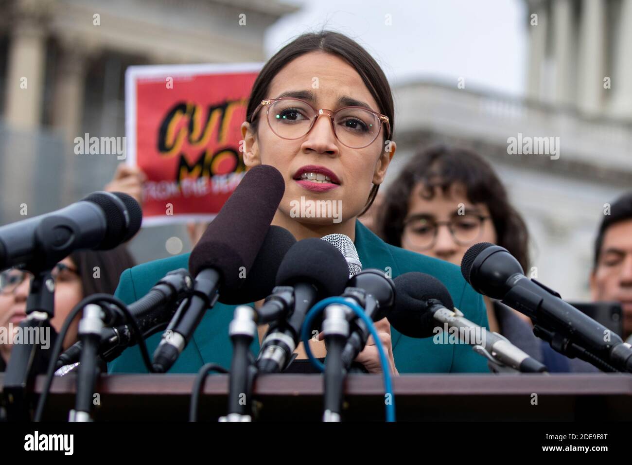 Il rappresentante Alexandria Ocasio-Cortez, democratico di New York, parla durante una conferenza stampa che chiede di porre fine alle detenzioni di immigranti lungo il confine degli Stati Uniti meridionali, svoltesi presso il Campidoglio degli Stati Uniti a Washington, DC, USA il 7 febbraio 2019. Foto di Alex Edelman/CNP/ABACAPRESS.COM Foto Stock