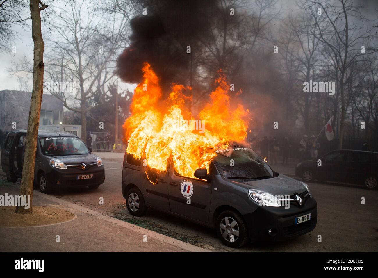 Un'auto di sicurezza Sentinelle brucia di fronte alla Torre Eiffel durante una dimostrazione a Parigi il 9 febbraio 2019, mentre i manifestanti "Yellow Vests" (Gilets Jaunes) scendono in piazza per il 13° sabato consecutivo del 13. Il movimento 'Yellow Vests' (Gilets Jaunes) in Francia ha iniziato originariamente come protesta contro i progetti di aumenti di carburante, ma si è trasformato in una protesta di massa contro le politiche del presidente francese e lo stile top-down di governo. Foto di Raphael Lafargue/ABACAPRESS.COM Foto Stock