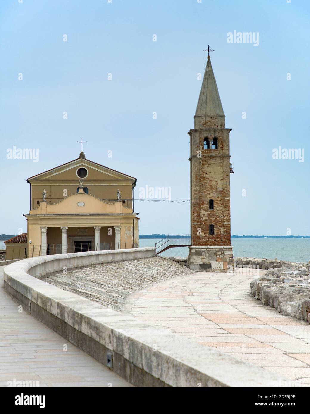 Caorle - Chiesa della Madonna dell'Angelo sullo sfondo del cielo blu Foto Stock