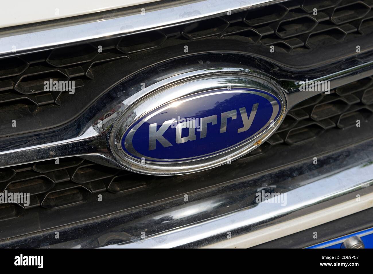 Logo della società automobilistica Karry su una griglia radiatore di un Karry K60 a Pechino, Cina Foto Stock