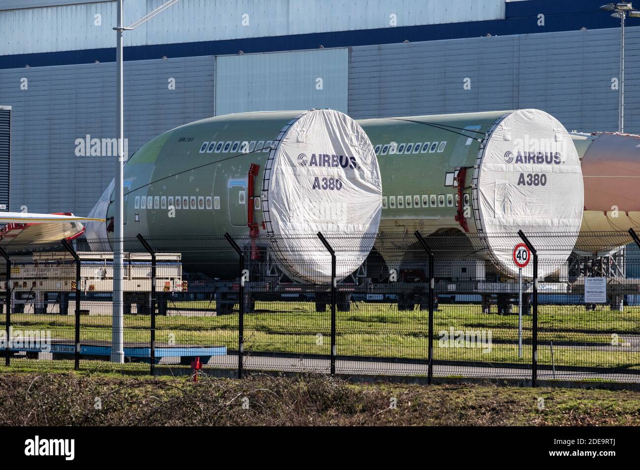 Sezioni A380 in attesa di assemblaggio. Airbus, il gruppo aerospaziale europeo, ha annunciato la fine della produzione dell'A380, 14 febbraio 2019, a Tolosa (Francia). Dodici anni dopo la sua messa in servizio, e non riuscendo a trovare un mercato di vendita soddisfacente, la decisione è stata presa in seguito al ritiro di alcune società e alla riduzione dei recenti ordini Emirates. Gli ultimi aerei dovranno lasciare le catene di produzione nel 2021. Foto di Patrick BATARD / ABACAPRESS.com Foto Stock