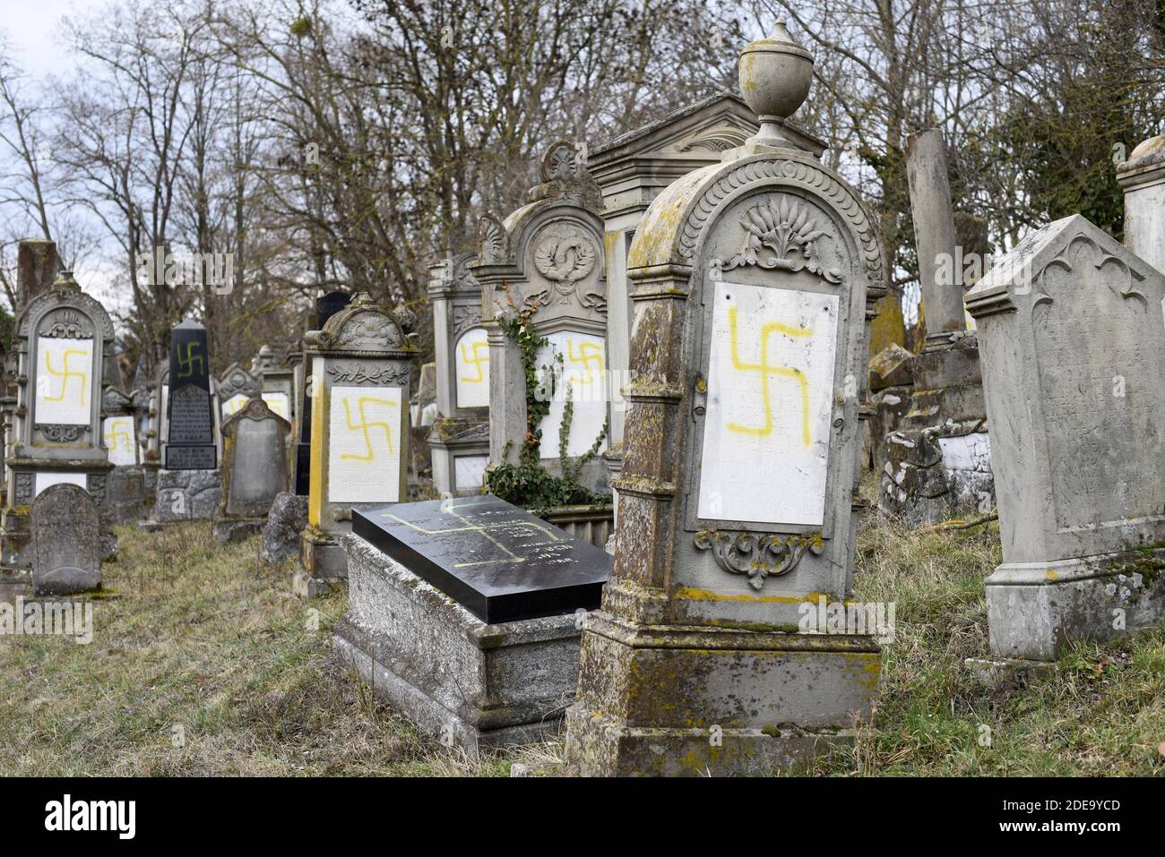 Una foto scattata il 19 febbraio 2019 mostra tombe vandalizzate con swastikas al cimitero ebraico di Quatzenheim, il giorno di una marcia nazionale contro un aumento di attacchi antisemiti. Circa 80 tombe sono state vandalizzate nel cimitero ebraico nel villaggio di Quatzenheim, vicino al confine con la Germania nella regione Alsazia, che sono state scoperte all'inizio del 19 febbraio 2019, secondo una dichiarazione dell'ufficio regionale di sicurezza. Foto di Nicolas Roses/ABACAPRESS.COM Foto Stock