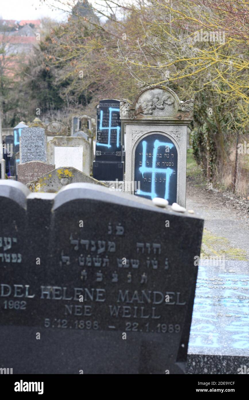 Una foto scattata il 19 febbraio 2019 mostra tombe vandalizzate con swastikas al cimitero ebraico di Quatzenheim, il giorno di una marcia nazionale contro un aumento di attacchi antisemiti. Circa 80 tombe sono state vandalizzate nel cimitero ebraico nel villaggio di Quatzenheim, vicino al confine con la Germania nella regione Alsazia, che sono state scoperte all'inizio del 19 febbraio 2019, secondo una dichiarazione dell'ufficio regionale di sicurezza. Foto di Nicolas Roses/ABACAPRESS.COM Foto Stock