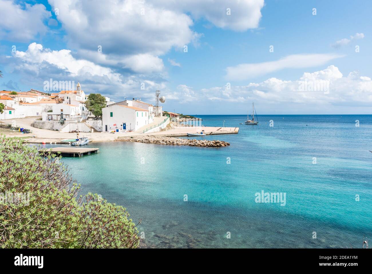 Bella città e spiaggia di Cala d'Oliva in Asinara, Sardegna, Italia Foto Stock