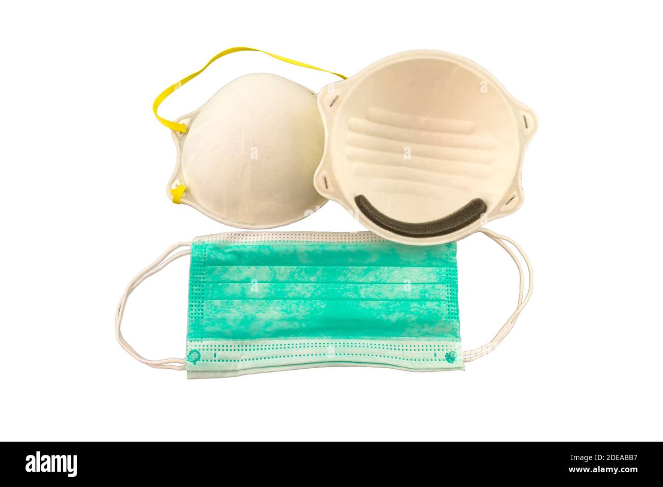 Primo piano maschera chirurgica e N95 maschera protettiva per C0VID-19 isolato su sfondo bianco. Foto Stock