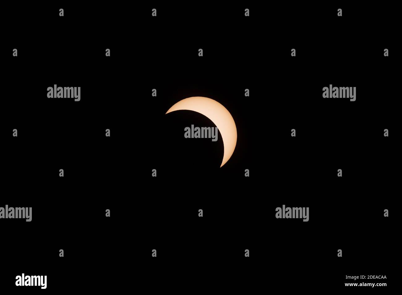 L'eclissi solare totale il 21 agosto 2017, come visto dall'Idaho. Circa 97 minuti dopo il primo contatto. Filtraggio giallo per un interesse visivo. Foto Stock